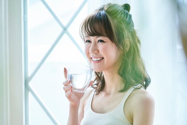水を飲む女性