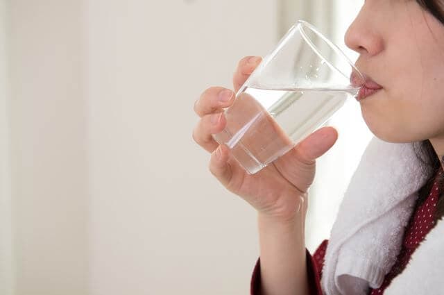 水を飲む女性