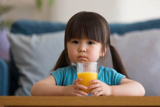 ジュースを飲む子ども