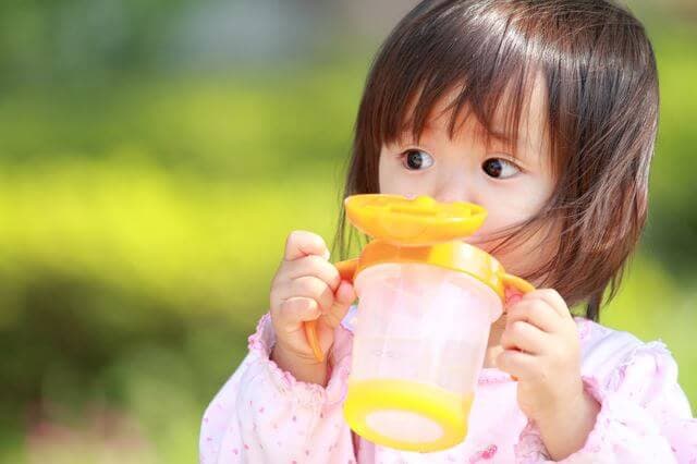 水を飲む子ども