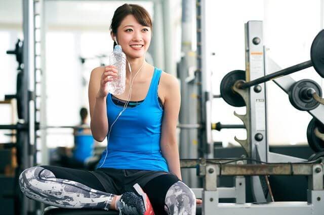 スポーツドリンクを飲む女性