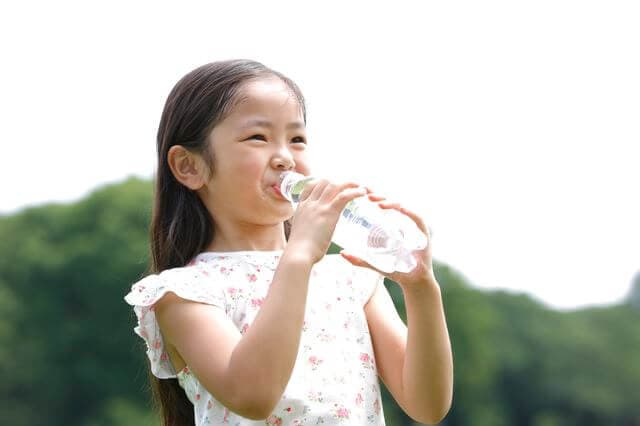 水を飲む子ども