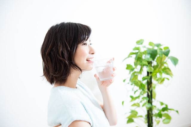 水を飲む女性