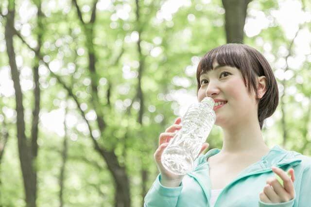 水を飲む女性