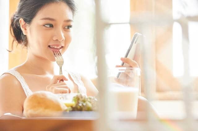 食事中の女性