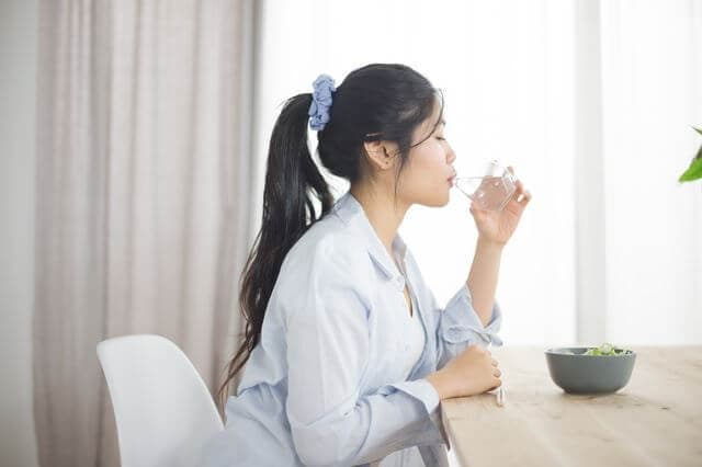 水を飲む女性