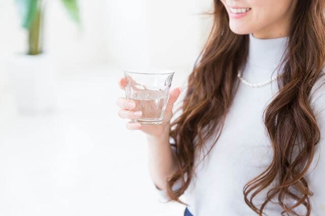 水を飲む女性