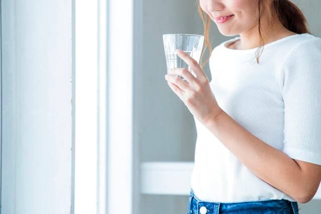 水素水を飲む女性