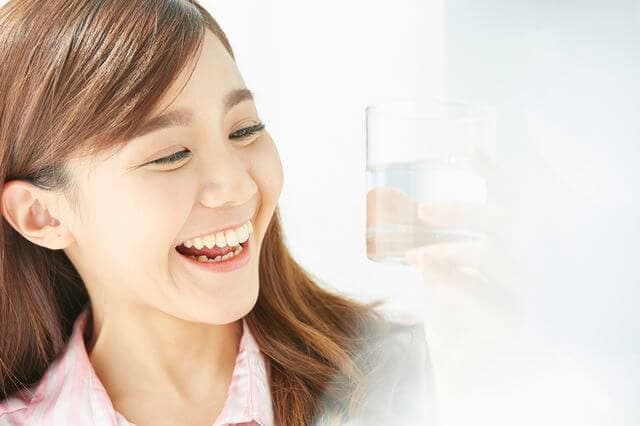 水を飲む女性