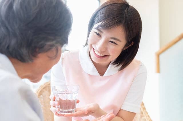 水を渡す看護師