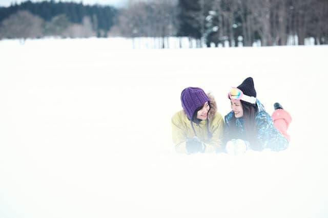 雪と女性