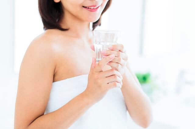 水を飲む女性