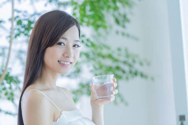 水を飲む女性