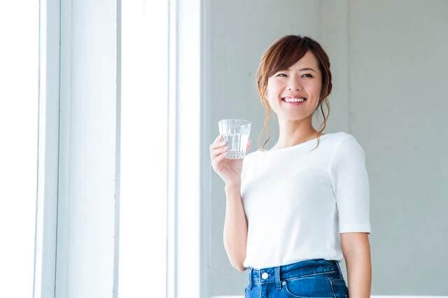 水を飲む女性