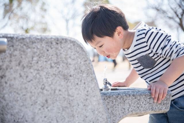 水道水を飲む子ども