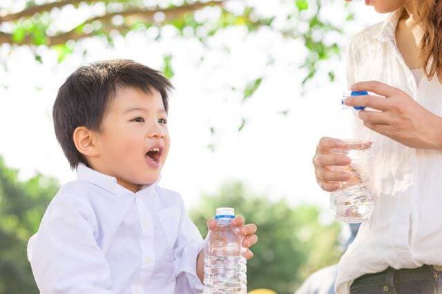 水を飲む親子