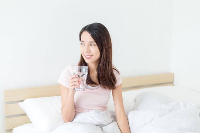 水を飲む女性