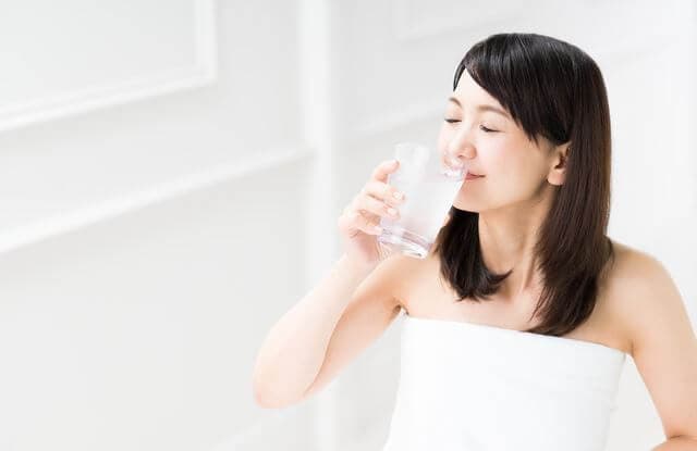 シリカ水を飲む女性