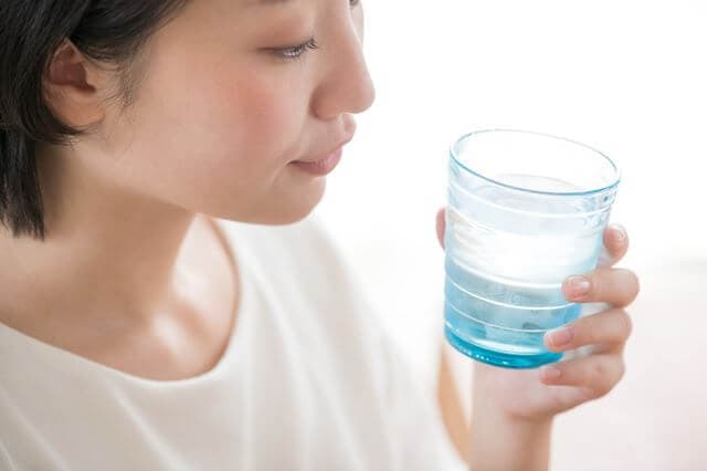 水を飲む女性