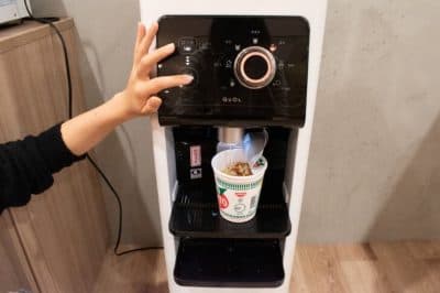 カップラーメンやカップに熱水を注いだ時